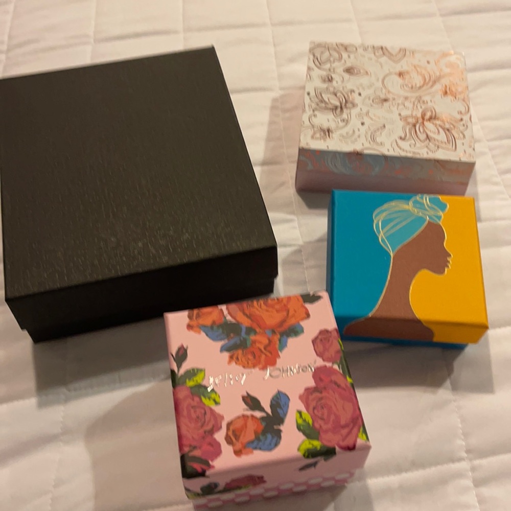 4 assorted gift boxes
